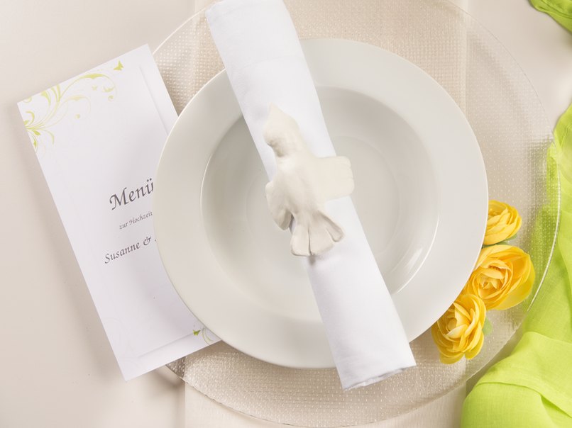 Eine tolle Tischdeko in Grün und Weiß lassen die Hochzeit frisch wirken.