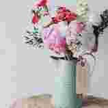Shabby Chic Vase mit Blumen