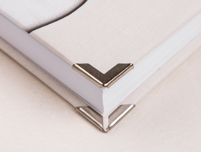 Metallische Buchecken sind ein edler Stoßfänger.