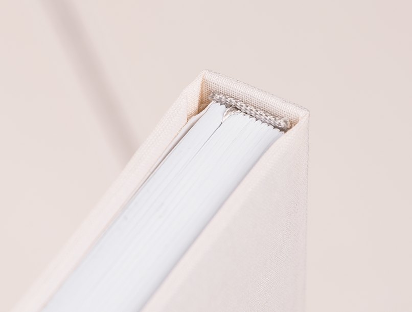 Die aufwendige Fadenbindung macht dieses Gästebuch zum hochwertigen Schmuckstück.