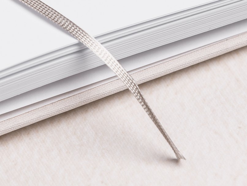 Die besten Erinnerungen markiert Ihr in diesem Gästebuch zur Hochzeit mit dem Leseband.