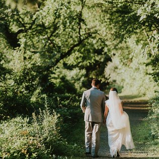 Hochzeit im Freien: 5 Last-Minute-Tipps Brautpaar geht im Wald spazieren