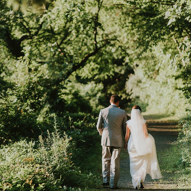 Hochzeit im Freien: 5 Last-Minute-Tipps Brautpaar geht im Wald spazieren