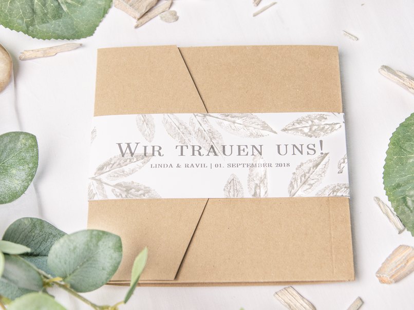 Passen perfekt zur Greenery-Hochzeit. Bestempelte Pocketfol-Einladungen.