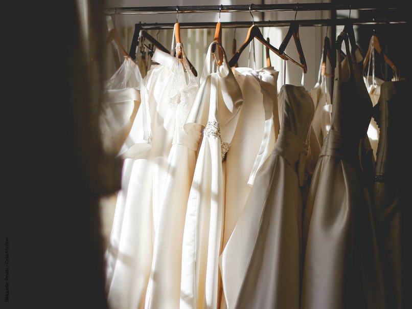 Der Brautlook wirkt edel und elegant. Der Brautlook wirkt edel und elegant.