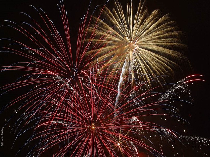 Ein Feuerwerk rundet den romantischen Hochzeitstag ab.
