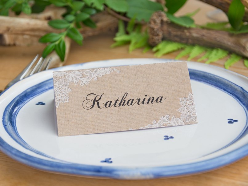 Passend zu den Tischkarten dürfen Steingut-Teller nicht fehlen.