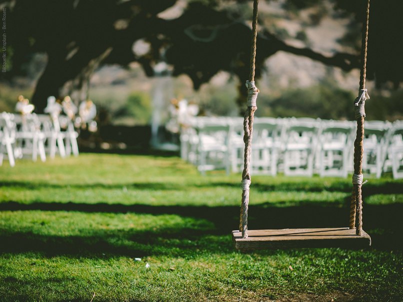 Hochzeiten im Freien gehören genauso zum Trend wie grünes Blattwerk.