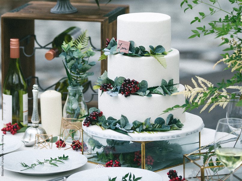 Die Hochzeitstorte der Greenery-Hochzeit mit Blattschmuck. 
