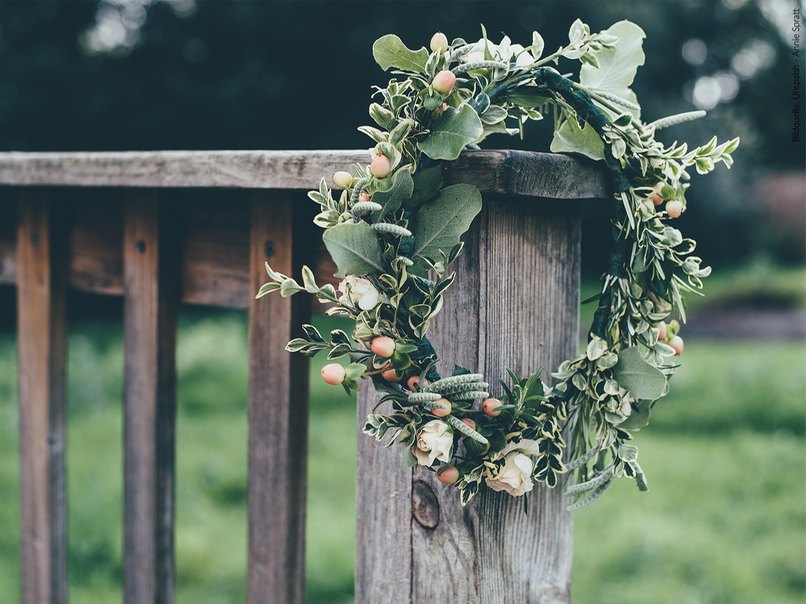 Blumenkränze werden zu Haarkränzen mit Pflanzengrün.