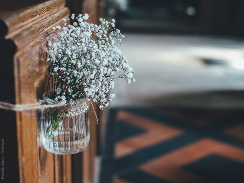 Dezent geschmückt mit Schleierkraut. 