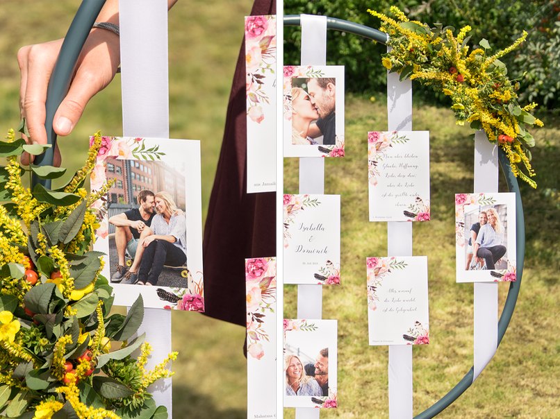 Fotos und Liebesziate wechseln sich bei dieser Boho-Deko ab.