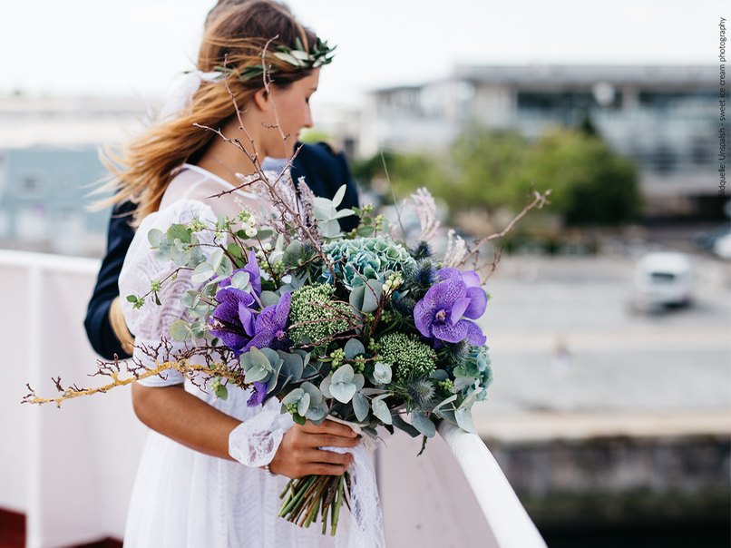 Der Brautstrauß wird locker gebunden und enthält neben regionalen Blüten auch viel Grün.