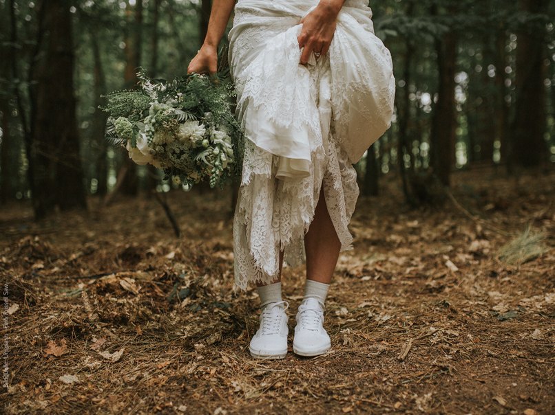 Unter dem Brautkleid dürfen es auch ganz unkonventionell Sneakers sein.