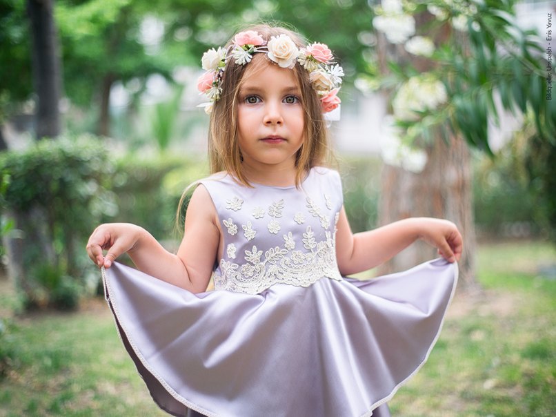 Schönes Detail: Blumenkinder mit Blumenkränzen. Blumenkind im Kleid