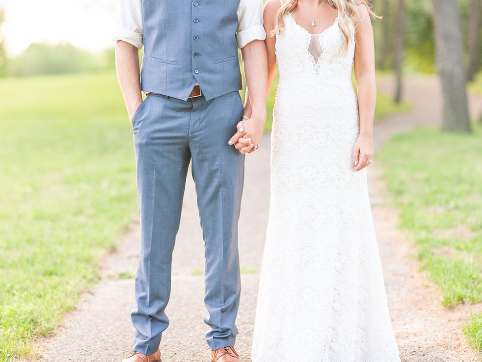 Brautpaar hält Händchen.