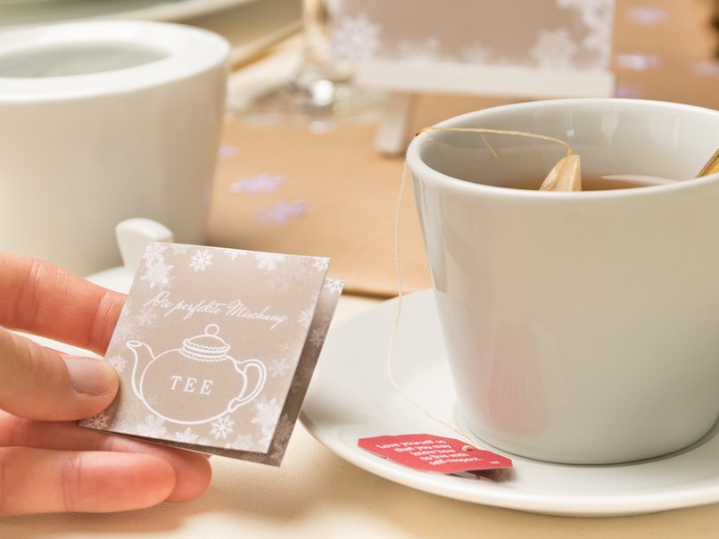 Hand hält Gastgeschenk für die Hochzeitsgäste Hand hält Gastgeschenk für die Hochzeitsgäste