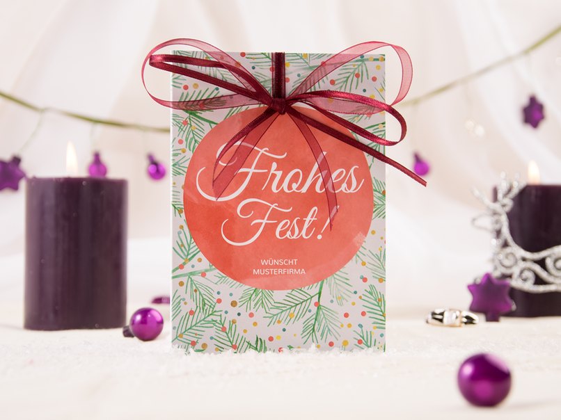 Weihnachtskarte in Weiß mit roter Kugel und Schleife