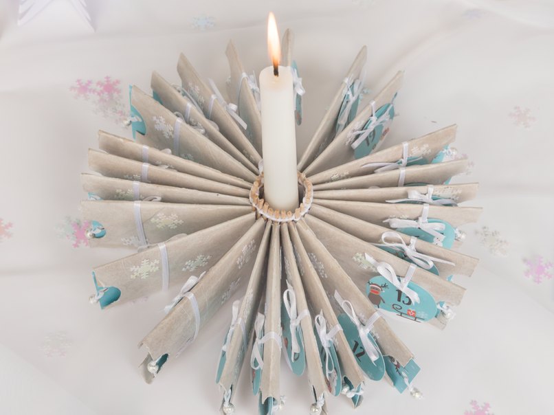 Die Kerze sorgt für eine weihnachtliche Stimmung