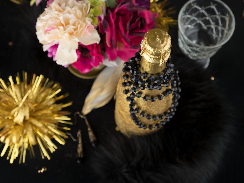 Gold und Schwarz sind die Farben der Wahl für diese Dekoration