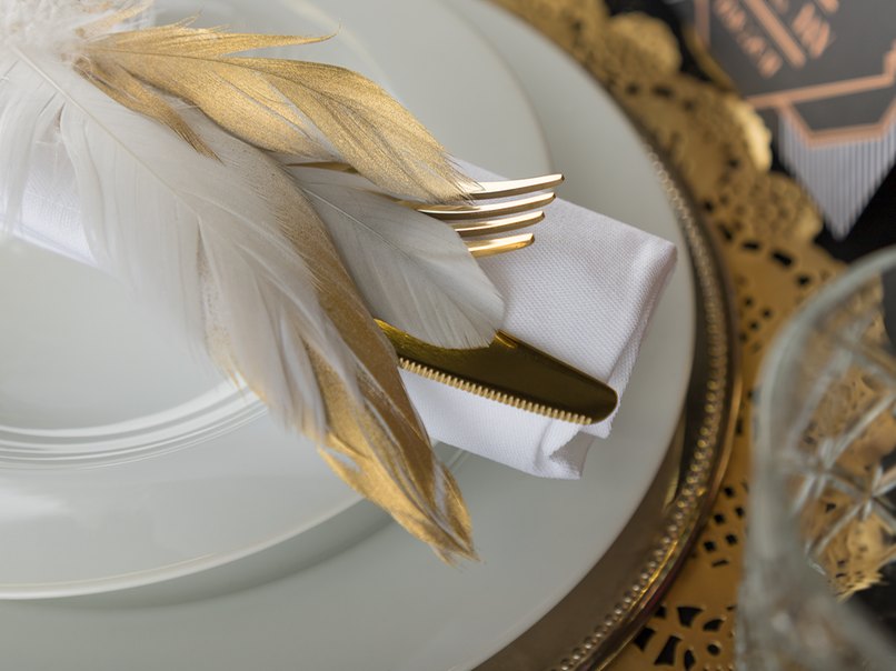 In einem DIY-Projekt veredeln wir einfache weiße Federn mit Sprühfarbe