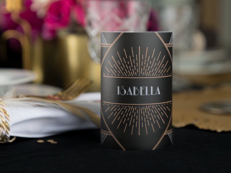 Das passende Windlicht rundet die Dekoration ab.