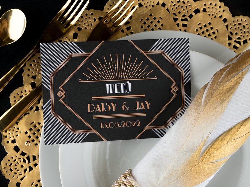 Goldfarbene Tortenspitze und Menükarte in Schwarz harmonieren perfekt. 