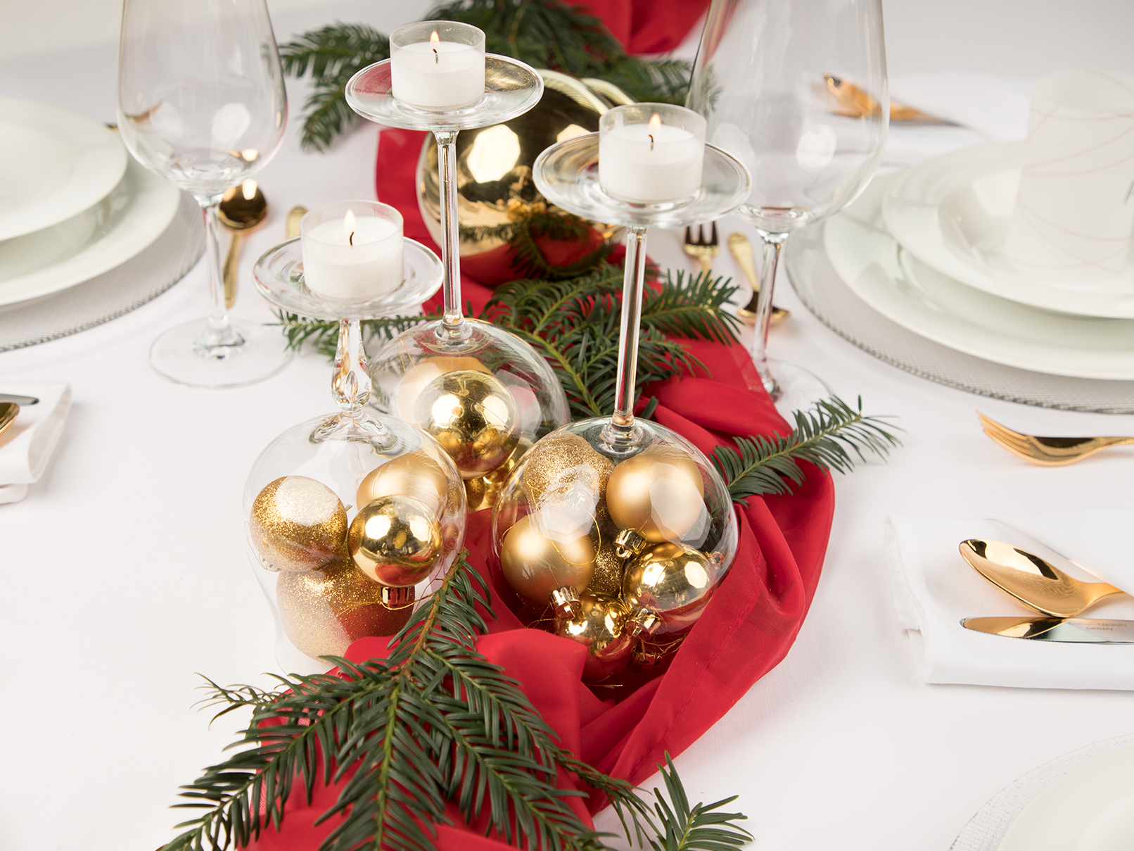 Schnelle Tischdeko zu Weihnachten in Rot und Gold myprintcard