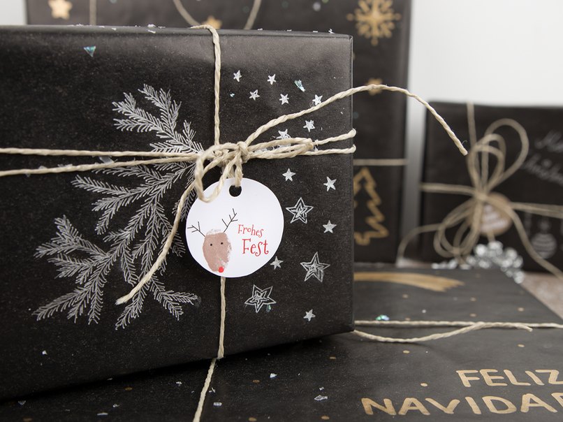 Der Weihnachts-Geschenkanhänger verrät für wen das Geschenk ist.