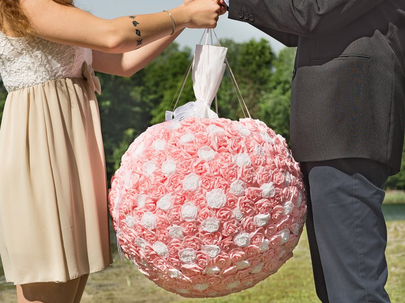 Brautpaar hält Hochzeitspinata