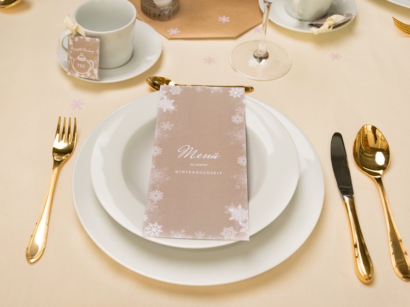 Romantische Tischdeko für die Winterhochzeit im Vintage-Look