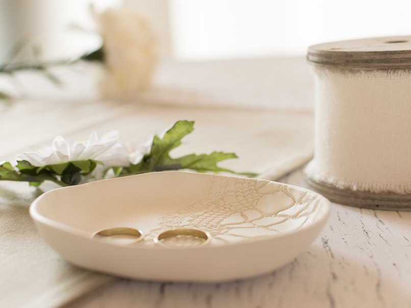 Ringschale mit Trauringen